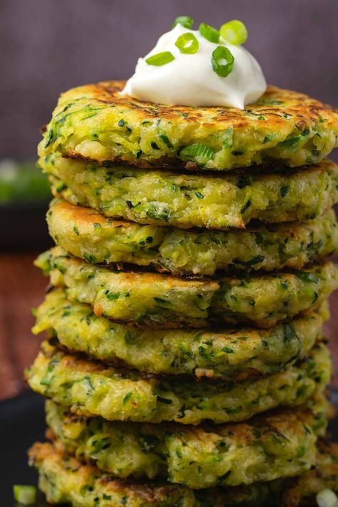 Herb Yogurt Sauce, Crispy Zucchini Fritters, Easy Zucchini Fritters, Baked Zucchini Fritters, Crispy Zucchini, Zucchini Fritters Recipe, Bake Zucchini, Roasted Butternut Squash Soup, Savory Pancakes