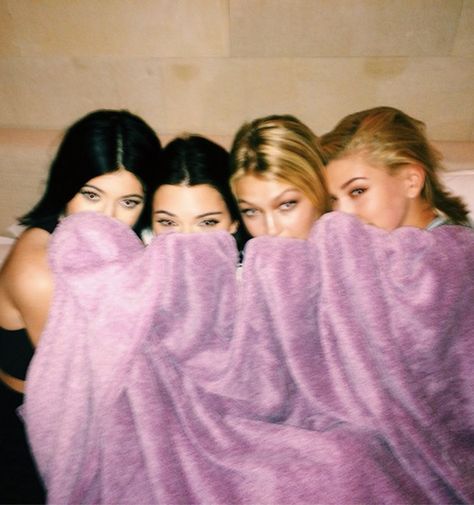 Kylie Jenner Party, Jenner Sisters, King Kylie, Best Friend Photos, Bff Goals, Kendall And Kylie Jenner, The Embrace, Best Friend Goals, Hailey Baldwin