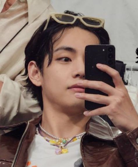 #태형 #taehyung #bts #kimtaehyung #btsV #taetae #tete #twitter #tour #thv Bts Selca, Taehyung Selca, Blonde Guys, Social Butterfly, Messy Hairstyles, Yg Entertainment, Bts V, Bts Taehyung, Korean Singer