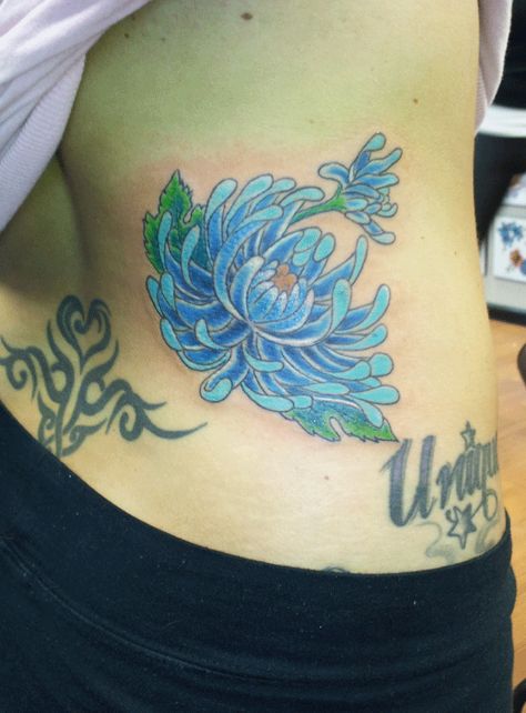 November Flower Tattoo With Name, Blue Chrysanthemum Tattoo, Birth Flowers Tattoo Ideas, Mum Flower Tattoo, Tattoo Chrysanthemums, Chrysanthemum Tattoos, Birth Flowers Tattoo, Chrysanthemum Drawing, Flowers Tattoo Ideas