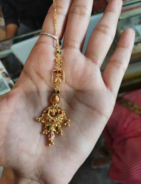 Papita Billa Designs Gold, Papadi Billa Designs Gold, Gold Mang Tika Design, Gold Tikka Designs, Mang Tikka Gold, Papidi Billa, Gold Tikka, Cork Garland, Tikka Designs