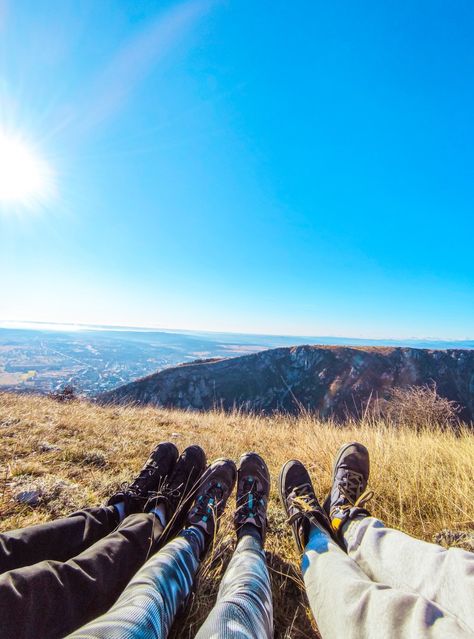 This is a photo made on the top of a 600 meters mountain. Sunlight brought warmth remenicing the spring days in a January day Hiking Picture Ideas Friends, Hiking Photoshoot Friends, Hiking Pictures With Friends, Trail Photoshoot, Hiking Photo Ideas, Friend Adventures, Bday Poses, Hiking Photoshoot, Hiking Picture Ideas