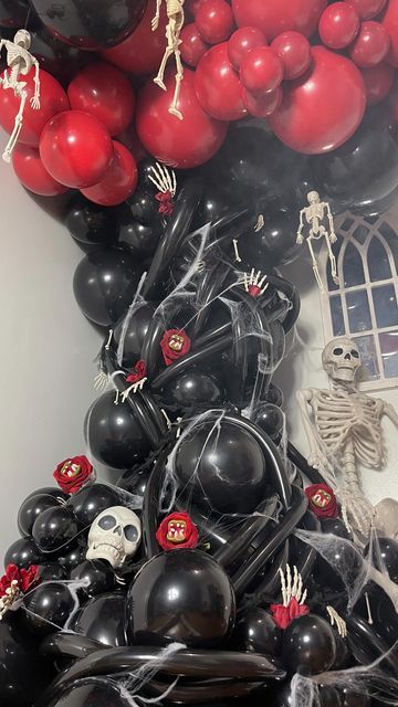 Creepy Halloween Balloon Arch, Halloween Balloon Installation, Horror Balloon Garland, Dracula Themed Halloween Party, Halloween Decor Balloons, Red And Black Halloween Party, Halloween Party Balloon Decor, Spooky Balloon Arch, Halloween Balloon Backdrop