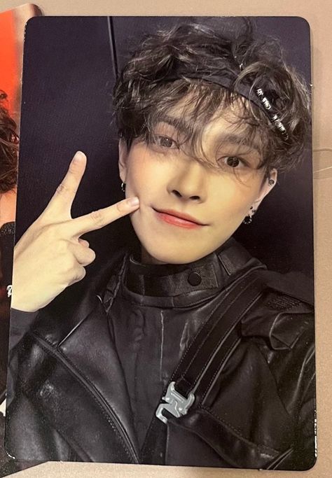 Hongjoong Ateez, Photocard Scan, Kim Hongjoong, Korean Pop, Minion, Photo Cards, Memes, The World, Anime