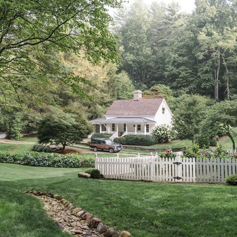 Cottage Exterior, Dream Cottage, Hus Inspiration, Cute House, Picket Fence, Dream House Exterior, Pretty House, Cottage Homes, Dream Home Design