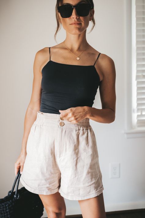 Tan Linen Shorts Outfit, Summer Outfits Hot Weather, Tan Shorts Outfit, Black Linen Shorts Outfit, Linen Top Outfit, Summer Capsule Wardrobe 2022, Minimalistic Summer Outfits, Lazy Summer Outfits, Sandals Minimalist