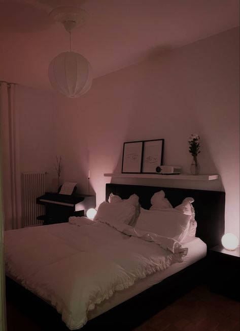 White Room Black Furniture, Black And White Room Decor Bedroom Ideas, Black And White Bedroom Ideas Cozy, Room Inspo Black And White, Room Ideas Black And White, Black And White Room, Black White Rooms, Bedroom Inspiration Cozy, Black And White Bedroom