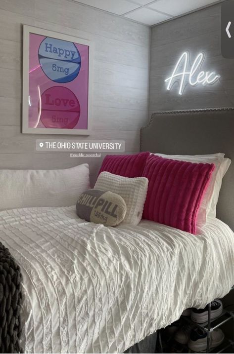 Dorm Room Designs College For Two, Luxury Dorm Room Ideas, Luxury Dorm Room, Dorm Room Themes, College Bedroom Decor, Pink Dorm Rooms, College Dorm Room Inspiration, Dream Dorm Room, Cozy Dorm Room