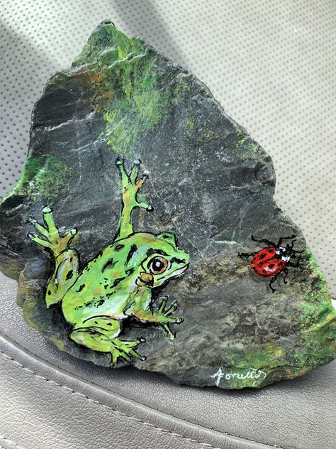 Painted Frog Rocks, Painted Frogs On Rocks, Painting Frogs On Rocks, Frog On Rock Painting, Frog Painted On Rock, Frog Rocks Painted Stones, Frog Rock, Diy Rock Art, Rock Art