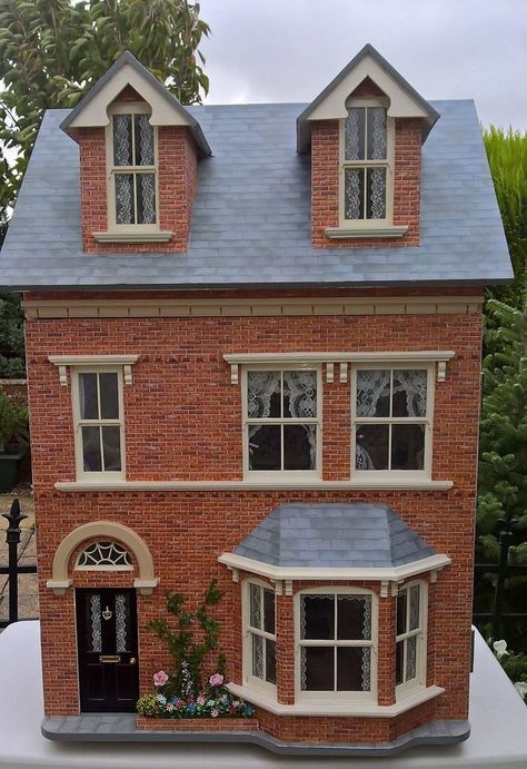 1:12th Sid Cooke Victorian dollhouse Dolls House Exterior, 1930s House Exterior, Victorian Dollhouse Furniture, Miniature Dollhouses, House Lights, Dolls House Shop, Doll House Plans, Doll House Crafts, Bay Windows