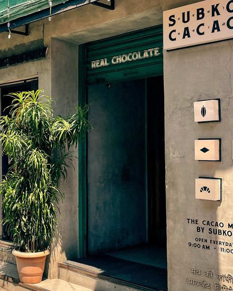 Today’s episode of aesthetic spots with great coffee ☕️ 📍 Cocoa Mill by Subko, Mumbai Nestled in a lane by some tailor-shops, once you enter the cafe, it feels like a New York style loft (just the first thing I noticed about this place) 🥐 got some tasty eats - Avo Toast 🍞 - Chocolate and Hazelnut Tart 🥧 - Iced Cold Brew ☕️ Sharing it here for no reason at all 😅 #notjustacategory #coffeelover #coffeecoffeecoffee #subko #cafestagram #mumbaifoodie #coffeeshop #foodgram #coffeeoftheday #nac... Iced Cold Brew, Toast Chocolate, Hazelnut Tart, Avo Toast, Tailor Shop, Style Loft, The Cafe, New York Style, Great Coffee