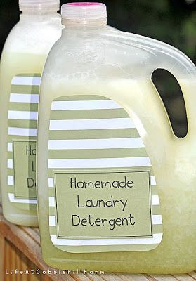 Life At Cobble Hill Farm: Homemade Living Series: I Love My Homemade Laundry Detergent! Diy Lavanderia, Homemade Laundry Detergent Liquid, Small Homestead, Laundry Detergent Recipe, Detergent Recipe, Laundry Soap Homemade, Diy Laundry Detergent, Detergent Laundry, Natural Laundry Detergent