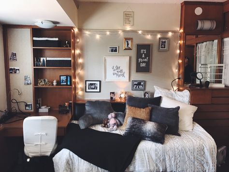 Hulen hall, Texas Tech University #TTU Texas Tech Dorm Room Ideas, Texas Tech Dorm Room, College Room Inspiration, Dorm Artwork, Western Bedrooms, College Things, College Room Decor, Dorm Sweet Dorm, Dorm Inspiration