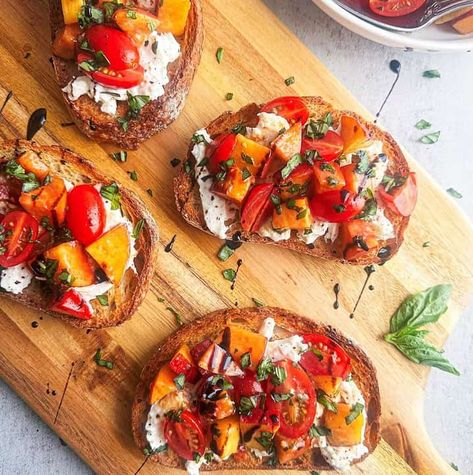 Burrata Bruschetta with Fresh Summer Peaches and Tomatoes - Maplevine Kitchen Burrata Bruschetta Recipe, Peach Bruschetta, Burrata Bruschetta, Cold Party Appetizers, Easy Bruschetta Recipe, Tomato Appetizers, Summer Appetizers, Summer Appetizers Easy, Easy Bruschetta