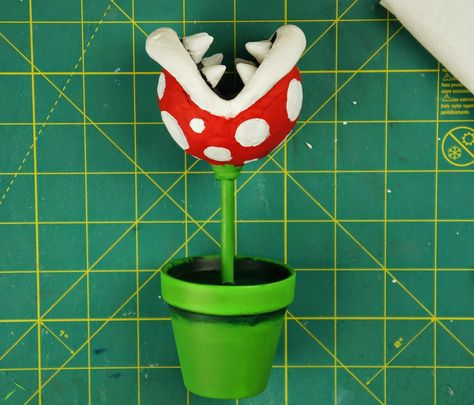 Pirana Plant Mario, Mario Piranha Plant Diy, Mario House, Piranha Plant Mario, Yoshi Party, Mario Decor, Birthday Board Diy, Mario Crafts, Mario Room