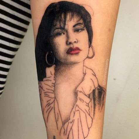 Selena Quintanilla🕊✨ on Instagram: “Gorgeous Selena tat by Seattle artist @shannoneperry 🕊🌹✨” Selena Quintanilla Tattoo, Selena Tattoo, Selena Perez, Tattoo Board, Selena Q, Trend Makeup, Texas Forever, Selena Quintanilla Perez, Incredible Tattoos