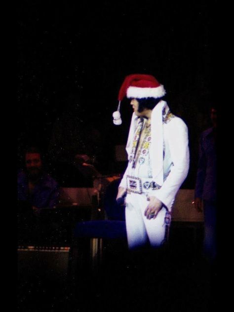 #elvis in Santa hat. Christmas was his favorite holiday. Elvis Presley Christmas, Elvis Wallpaper, Pics For Fb, Elvis Jumpsuits, King Elvis Presley, Elvis In Concert, Merry Christmas Baby, Elvis Presley Pictures, Elvis Presley Photos