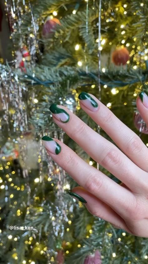 Stories • Instagram Kendall Jenner Nails, Kylie Nails, Kendall Jenner Instagram, Dark Green Nails, December Nails, Dark Nails, Xmas Nails, Minimalist Nails, Green Nails