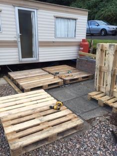 Deck Ideas For Campers, Pallet Patio Decks, Pallet Porch, Pallet Deck Diy, Pallet Stairs, Pallet Deck, Pallet Floors, Backyard Structures, Property Ideas