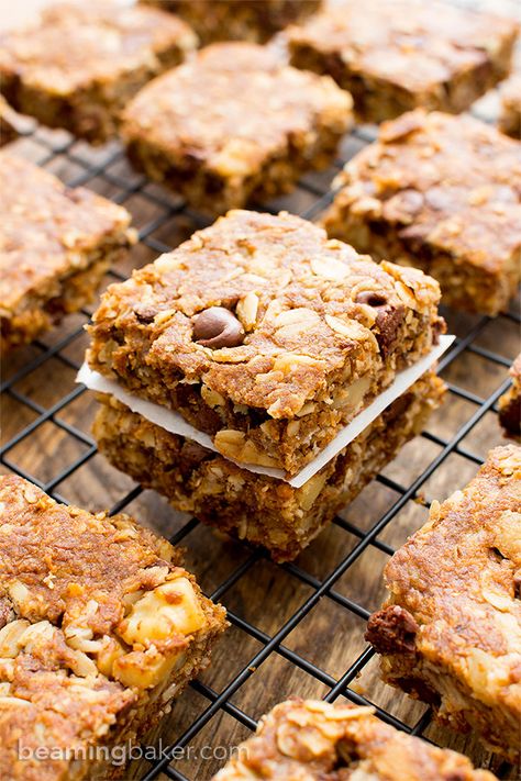 Peanut Butter Chocolate Chip Oatmeal Breakfast Bars | 12 Insanely Delicious Oatmeal Bars That Are Perfect For Breakfast Vegan Breakfast Bars, Gluten Free Oatmeal Bars, Gluten Free Breakfast Bars, Oatmeal Chocolate Chip Bars, Oatmeal Breakfast Bars, Resepi Biskut, Gluten Free Oatmeal, Granola Bar, Chocolate Oatmeal