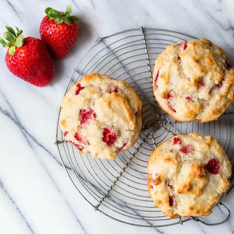 Jumbo strawberry muffin recipe that uses fresh or frozen strawberries. They are easy to make and tasty for an on-the-go breakfast or snack. Jumbo Muffin Recipes, Strawberry Muffin, Strawberry Muffin Recipes, Jumbo Muffins, Recipe Strawberry, Baking Journal, Refreshing Snacks, Strawberry Dessert Recipes, Strawberry Muffins