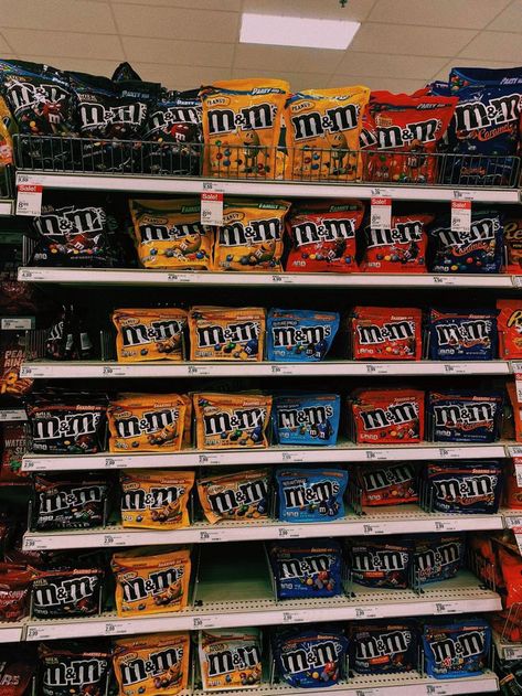 Orlando Shopping, Chocolate Tumblr, American Snacks, M&m's Chocolate, Usa Photography, American Chocolate, Sleepover Food, Am I The Only One, Junk Food Snacks