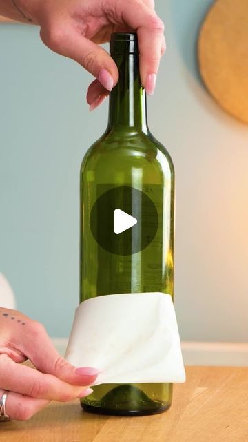 Diy Crafts Wine Bottles, Empty Wine Bottle Ideas Decor, Old Wine Bottle Ideas, Wine Bottle Candle Holders Diy, Diy Glass Bottle Decor, Bottle Lights Diy, Glass Bottle Crafts Ideas, Diy Wine Bottles, Holiday Wine Bottle Crafts