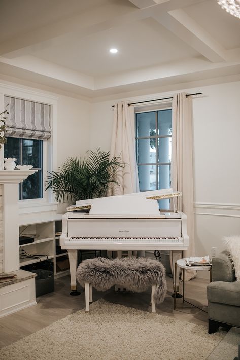 White Grand Piano Living Room, American Style Interior Design, Piano Room Design, Grand Piano Living Room, White Grand Piano, Grand Piano Room, Piano Room Decor, Minimalist Apartment Interior, Piano Living Rooms