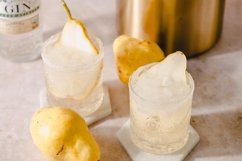 Fresh Pear Recipes, Pear Gin, Recipes For Fall, Drink Garnishing, Bartlett Pears, Pear Juice, Pear Recipes, Gin Fizz, Soda Water