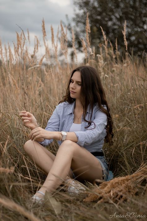 Long Grass Photoshoot, Woman Hiking, Nature Autumn, Grassy Field, Studio Photography Poses, Nature Photoshoot, Outdoor Photoshoot, Brunette Girl, Instagram Photo Inspiration