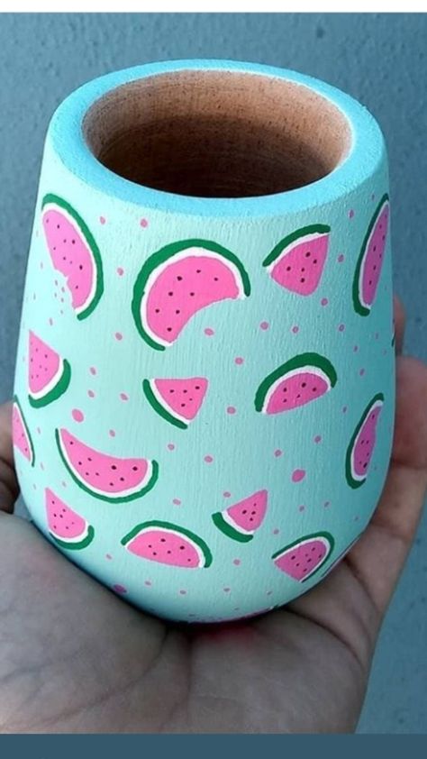 Painting On Kulhad, Hand Painted Flower Pots Diy Cute Ideas, Kulhad Painting Ideas, Mate Idea, Diy Pottery Painting, Flower Pot Art, Painted Pots Diy, Flower Pot Design, Painted Plant Pots