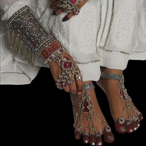 Regal Rajasthani Bridal Adornments. A stunning ensemble of Rajasthani-inspired bridal jewellery, showcasing elaborate silver craftsmanship adorned with vibrant gemstones. The intricate hand and foot pieces embody the opulence and tradition of Rajasthan, making this set a perfect choice for a bride who wants to embrace royal elegance on her special day. #rajasthan #india #indianjewellery #silverjewelry #elegance #ethnic #ethnicwear #womenempowerment #womensfashion #ethnicity #jewellerylover #o... Anklet Designs, Fancy Sarees Party Wear, Indian Aesthetic, Rajasthan India, Royal Jewelry, Fancy Sarees, Bridal Jewellery, Bride Jewellery, Ethnic Jewelry