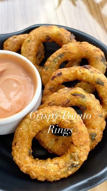 Ronak Choudhary on Instagram: "Crispy Potato Rings Recipe 👇🏻👇🏻👇🏻 . Boiled potato 🥔 . Coriander and green onion . Garlic 🧄 . Corn flour 🌽 . Salt 🧂 . Red chilli powder 🌶 . Italian herbs 🌿 👇🏻👇🏻👇🏻 . Boil the potato and mesh it . Add chopped coriander and green onion . Add salt, chilli, herbs and mix it . Now add 2 table spoon corn flour and mix it . Take small part and give it round shape . Put it into freezer for 10 minutes . Heat the oil and fry potato rings on medium flame . Ser Potato Rings, Garlic Corn, Italian Herbs, Red Chilli Powder, Corn Flour, Crispy Potatoes, Boiled Potatoes, Green Onion, Fried Potatoes