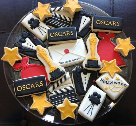 Hollywood Red Carpet Cupcakes, Red Carpet Cookies Decorated, Red Themed Snacks, Red Carpet Cookies, Movie Premiere Theme Party, Sweet Sixteen Themes, Hollywood Sweet 16, Hollywood Dance, Red Carpet Theme Party