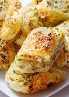 Try these incredibly easy, fool-proof parmesan garlic bites. They come together in less than 20 min and use just basic pantry ingredients. Parmesan Puffs, Garlic Bites, Christmas Potluck, Potluck Ideas, Puff Recipe, Cheese Crisps, Baked Garlic, Puff Pastry Recipes, Snacks Für Party