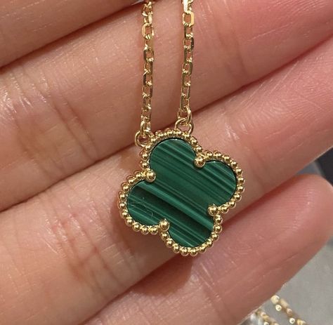 Green Van Cleef, Van Cleef Necklace, خواتم خطوبة, Green Luxury, Green Vans, Handbag Essentials, Van Cleef And Arpels, Luxe Jewelry, Girly Accessories