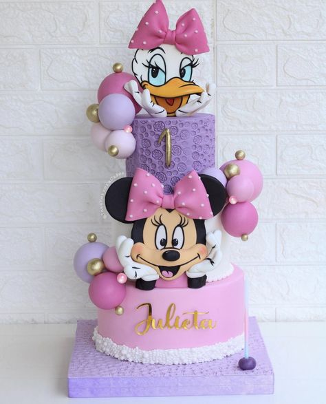 Minnie Daisy Cake, Minnie Mouse And Daisy Duck Cake, Daisy Themed Cake, Minnie And Daisy Birthday Party, Daisy Duck Cake, Minnie Mouse Cake Design, Daisy Duck Party, Disney Princess Birthday Cakes, Ideas Bautizo