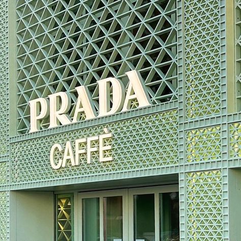 Lylaa Ali Shaikh on Instagram: "A stylish new cafe has made its way to London and this time it has everything to do with @prada 🧁🤑 This chic new pop-up cafe in @harrods was inspired by Prada’s first boutique in Milan, awash with the mint green hue, black and white checkered floors that mirror the labels signature monochromatic designs. Even the tableware is thoughtfully picked by Prada’s design team. The menu features a modern take on Italian food and beverages with options available for brea Flavoured Cakes, Mint Aesthetic, Pop Up Cafe, Green Cafe, Colorful Apartment, Purple Interior, News Cafe, Shop Front, Italian Food