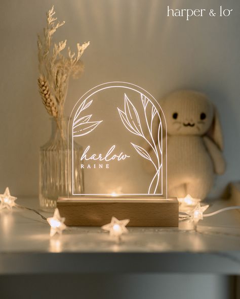 Get a good night's rest with our warmly lit night lamps! The soft white lights create a soothing, comforting, and cozy atmosphere that helps your little ones feel relaxed. A must-have essential bedside table decor piece to accompany you to have the sweetest dreams. - PRODUCT DETAILS - ♡ Personalized Name will be etched on the acrylic. Please provide first and middle or last name. ♡ Wooden Stand Size: 6 in. x 1.75 in. x 1.25 in. ♡ Visible Acrylic Size: Approximately 5 in. x 5.75 in. (width x heig Siser Juliet, Bedside Table Decor, Neon Bedroom, Laser Cut Wood Crafts, Neon Decor, Laser Engraved Ideas, 3d Svg, Boho Nursery Decor, Personalized Acrylic