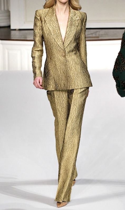 Gold Suit, Ny Outfits, Gold Pants, Trench Coat Style, Pantsuits For Women, Suit Fashion, Primavera Estate, Wide Leg Trousers, New York Fashion Week