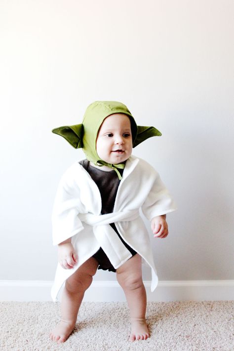 This DIY Yoda Baby Costume is only 3 pieces and really easy to create! A free download and able to fit most baby sizes, it's perfect for any Star Wars fans! || See Kate Sew #diybabycostume #starwarscostume #diyyoda #diyhalloweencostume #diyhalloween #seekatesew Diy Baby Yoda Costume, Yoda Costume Diy, Diy Baby Yoda, Baby Yoda Costume, Diy Costumes Kids Boys, Shark Baby Costume, Diy Fantasia, Diy Baby Costumes, Yoda Halloween