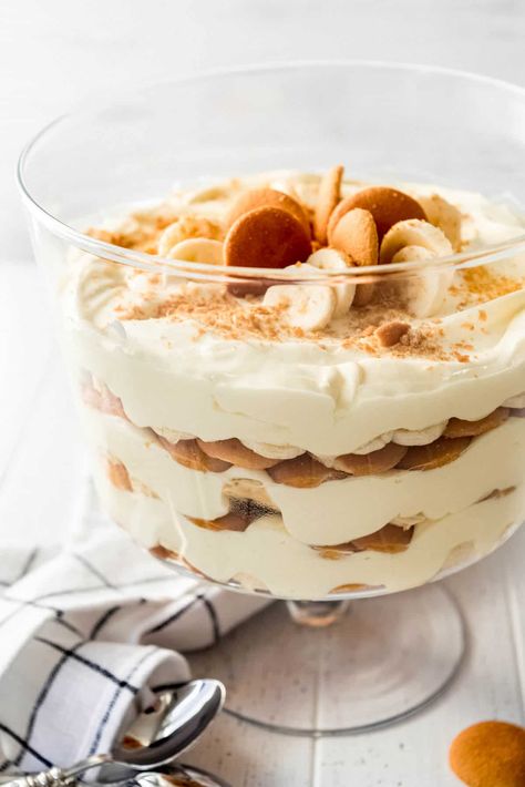 Magnolia Bakery Banana Pudding is made with layers of creamy pudding, sliced bananas, and Nilla wafers that soften to a cake-like consistency in this easy, semi-homemade 6-ingredient no-bake dessert. It's exactly like the banana pudding you would get at Magnolia Bakery in NYC and perfect for potlucks, birthdays, and weekend entertaining! #magnolia #bakery #banana #pudding #dessert #nobake #easy #homemade Banana Pudding Cream Cheese, Recipe For Banana Pudding, Desserts Potluck, Pudding Recept, Banana Pudding Trifle, Easy Banana Pudding Recipe, Banana Pudding Cupcakes, Pudding Desserts Recipes, Homemade Vanilla Pudding