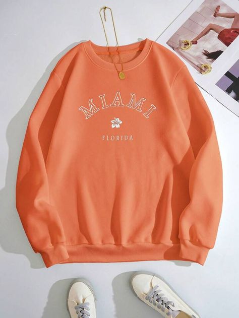 SHEIN EZwear Letter Graphic Thermal Lined Sweatshirt | SHEIN USA Style Vert, Style Bleu, Floral Pullover, Women Sweatshirts, Coral Orange, Fall Fashion Outfits, Green Fashion, Women Pullover, Winter Wardrobe