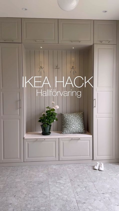 Therese Falk | IKEA HACK 👋🏼 förra årets mest uppskattade video är när vi byggde vår platsbyggda hallförvaring av Ikea kök i hallen. Ni har frågat om… | Instagram Ikea Hall, Ikea Mud Room, Wall Mudroom, Ikea Built In, Ikea Crafts, Bedroom Built In Wardrobe, Ikea Hallway, Mudroom Decor, Home Hall Design