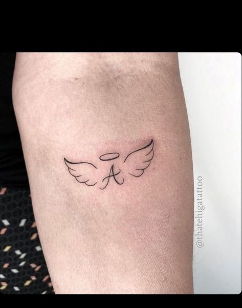 Name With Angel Wings Tattoo, Small Memorial Tattoos, Mutterschaft Tattoos, Small Angel Wing Tattoo, Tattoo Design Tattoo, Cool Wrist Tattoos, Remembrance Tattoos, Petite Tattoos, Trendy Tattoo