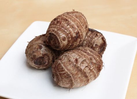 Taro ou diabérin Taro Root, Chinese Snacks, Japanese Grocery, Elephant Ear Plant, Korean Snacks, Good Source Of Fiber, Japanese Snacks, Root Vegetables, Looks Yummy