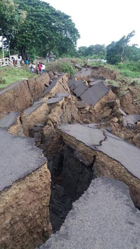 Ecuador Earthquake 04.2016  Earthquakes! Raina experiences one and I actually have too! But it was minor and lasted for 3 seconds. #naturaldisasters Underground Bunkers, Wild Weather, Wild Fire, Earth From Space, Natural Phenomena, Earth Science, Science And Nature, Natural Disasters, Side Effects