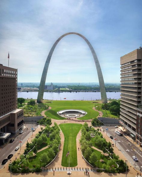 Gateway Arch National Park The Gateway Arch, St Louis Art Museum, St Louis Art, Cool Places, Gateway Arch, Missouri Botanical Garden, Colorful Murals, City Museum, New Museum