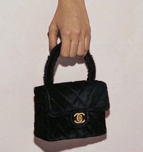 NBGA (VICE) on Instagram: “mini bags all summer 19'” 90s Purses, Mode Origami, 90s Chanel, Box Purse, Quality Handbags, Black Purse, Cute Purses, Prada Handbags, Black Box