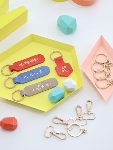 Cricut Joy Leather Projects, Leather Keychain Diy Cricut, Diy Keychain Accessories, Leather Cricut Keychain, Leather Bookmark Cricut, Cricut Leather Keychain, Faux Leather Keychain Cricut, Leather Cricut Projects, Cricut Faux Leather Projects